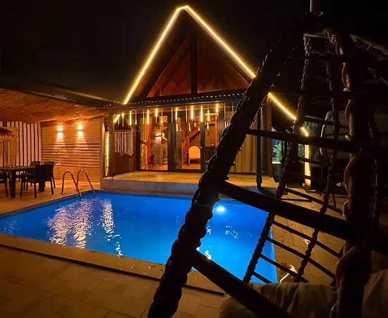 Sapanca Göl'de Merkezi Konumda, Isıtmalı Havuzlu, Kiralık Bungalov - 1