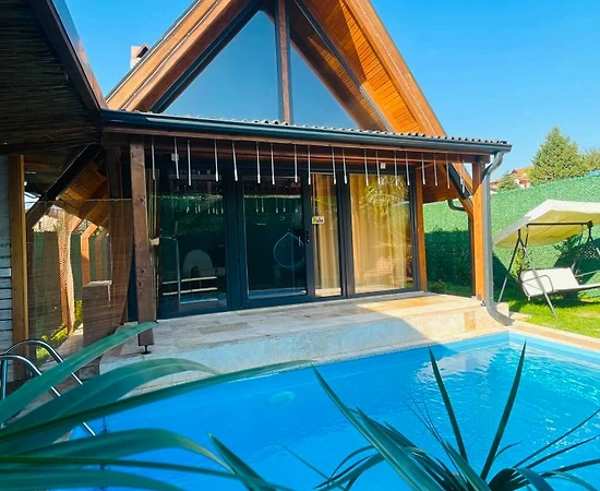 Sapanca Göl'de Merkezi Konumda, Isıtmalı Havuzlu, Kiralık Bungalov - 1