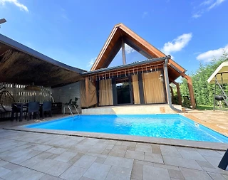 Sapanca Göl'de Merkezi Konumda, Isıtmalı Havuzlu, Kiralık Bungalov - 2