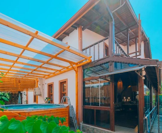 Sapanca Göl'de Otantik Tasarımlı, Isıtmalı Havuzlu, Jakuzili Villa - 1