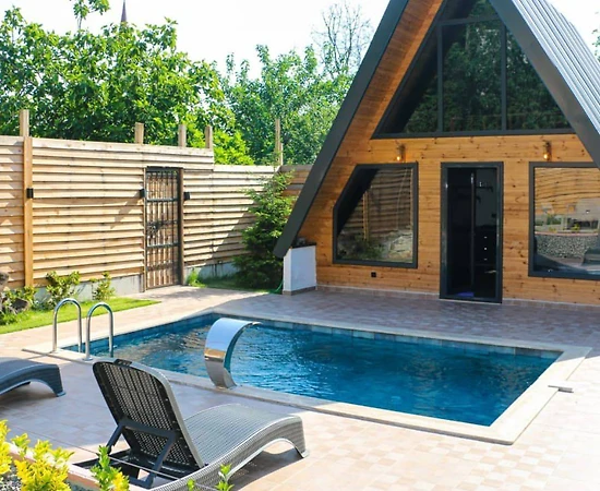 Sapanca Göldibi'nde Bahçe İçerisinde, Isıtmalı Havuzlu, 2+1 Bungalov - 1