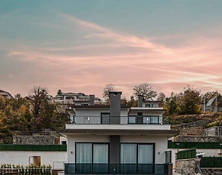 Sapanca Güldibi'nde Çekirdek Ailelere Uygun, Jakuzili, Kiralık Villa - 1