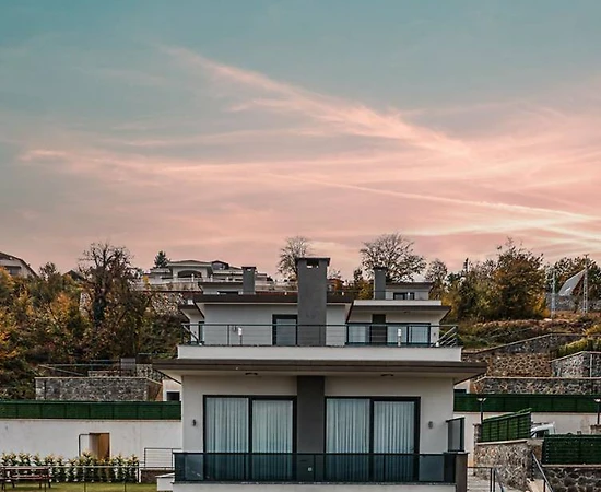 Sapanca Güldibi'nde Çekirdek Ailelere Uygun, Jakuzili, Kiralık Villa - 1