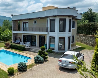 Sapanca Güldibi'nde Geniş Bahçeli, Özel Havuzlu, Modern Kiralık Villa  - 1