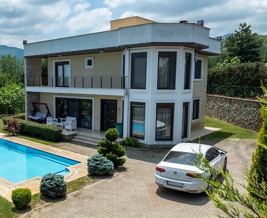 Sapanca Güldibi'nde Geniş Bahçeli, Özel Havuzlu, Modern Kiralık Villa - 1