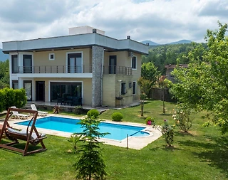 Sapanca Güldibi'nde Geniş Bahçeli, Özel Havuzlu, Modern Kiralık Villa - 4