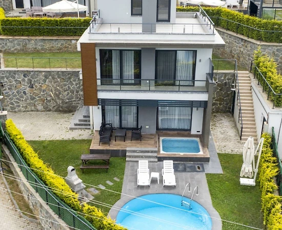 Sapanca Güldibi'nde Konforlu Tesiste, Isıtmalı Havuzlu, Modern Villa - 1