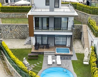 Sapanca Güldibi'nde Konforlu Tesiste, Isıtmalı Havuzlu, Modern Villa - 1