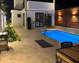 Sapanca Güldibi'nde Merkezi Konumda, Isıtmalı Havuzlu, Modern Villa - 1