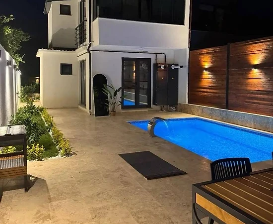 Sapanca Güldibi'nde Merkezi Konumda, Isıtmalı Havuzlu, Modern Villa - 1