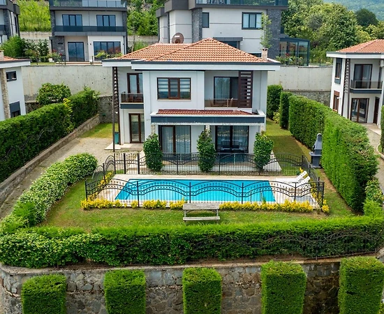 Sapanca Güldibi'nde Yeşillikler İçerisinde, Özel Havuzlu, Modern Villa - 1