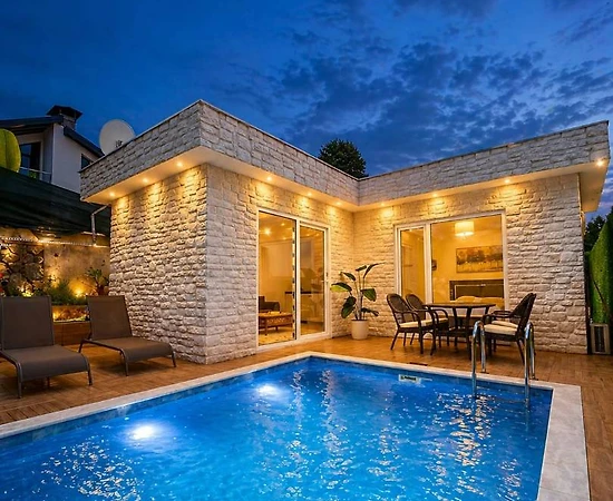 Sapanca İlmiye'de Balayı Çiftlerine Uygun, Özel Havuzlu, Modern Villa - 1