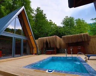 Sapanca İstanbuldere'de Yemyeşil Bahçeli, Özel Havuzlu, 2+1 Bungalov - 1