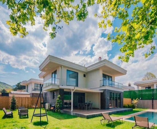 Sapanca Kırkpınar'da Elverişli Konumda, Isıtmalı Havuzlu, Lüks Villa - 1