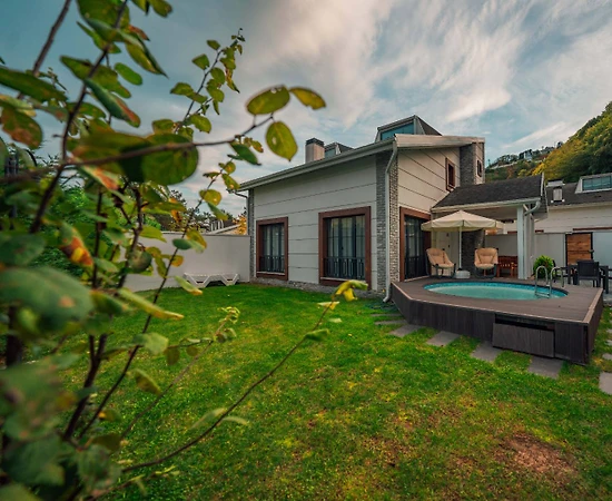 Sapanca Kırkpınar'da Geniş Ailelere Uygun, Isıtmalı Havuzlu, Kiralık Villa - 1