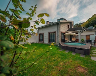 Sapanca Kırkpınar'da Geniş Ailelere Uygun, Isıtmalı Havuzlu, Şık Villa - 1