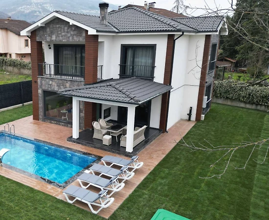 Sapanca Kırkpınar'da Huzurlu Doğa İçerisinde, Isıtmalı Havuzlu, Bahçeli Villa - 1