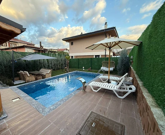 Sapanca Kırkpınar'da Merkeze Yakın, Isıtmalı Havuzlu, Lüks Villa - 1