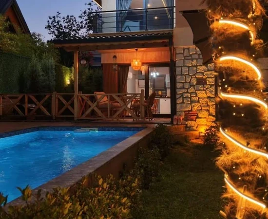 Sapanca Kırkpınar'da Geniş Bahçeli, Isıtmalı Havuzlu, Konforlu Villa - 1