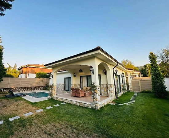 Sapanca Kırkpınar'da Merkeze Yakın, Isıtmalı Özel Havuzlu, 3+1 Villa - 1