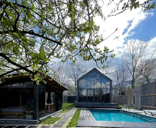 Sapanca Kırkpınar'da Merkeze Yakın, Özel Havuzlu, Kış Bahçeli Bungalov - 1