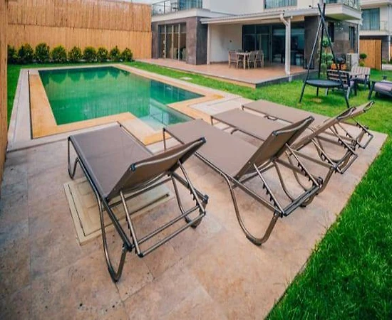 Sapanca Kırkpınar'da Merkezi Konumda, Isıtmalı Havuzlu, 4+1 Villa - 1