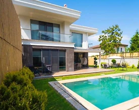 Sapanca Kırkpınar'da Merkezi Konumda, Isıtmalı Havuzlu, 4+1 Villa - 2