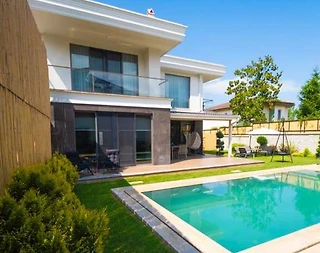 Sapanca Kırkpınar'da Merkezi Konumda, Isıtmalı Havuzlu, 4+1 Villa - 2