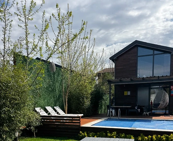 Sapanca Kırkpınar'da Merkezi Konumda, Isıtmalı Havuzlu, Kiralık Bungalov - 1