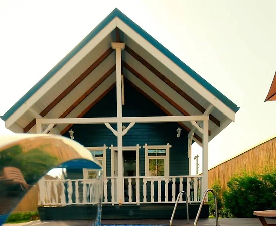 Sapanca Kırkpınar'da Merkezi Konumda, Isıtmalı Havuzlu, Kiralık Bungalov - 1