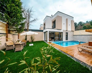 Sapanca Kırkpınar'da Modern Tasarımlı, Isıtmalı Havuzlu, Bahçeli Villa - 2