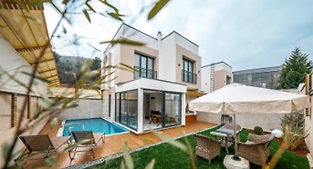 Sapanca Kırkpınar'da Modern Tasarımlı, Isıtmalı Havuzlu, Bahçeli Villa