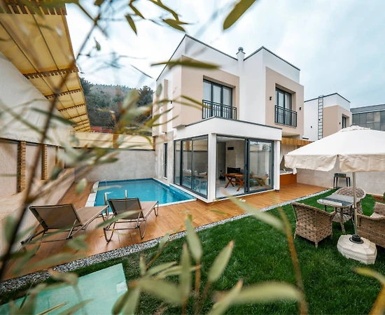 Sapanca Kırkpınar'da Modern Tasarımlı, Isıtmalı Havuzlu, Bahçeli Villa - 1