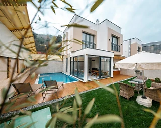 Sapanca Kırkpınar'da Modern Tasarımlı, Isıtmalı Havuzlu, Bahçeli Villa - 1