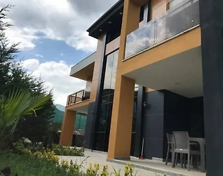 Sapanca Kırkpınar'da Nezih Konumda, Isıtmalı Havuzlu, Modern Villa - 1