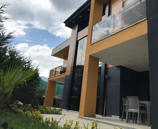 Sapanca Kırkpınar'da Nezih Konumda, Isıtmalı Havuzlu, Modern Villa - 1