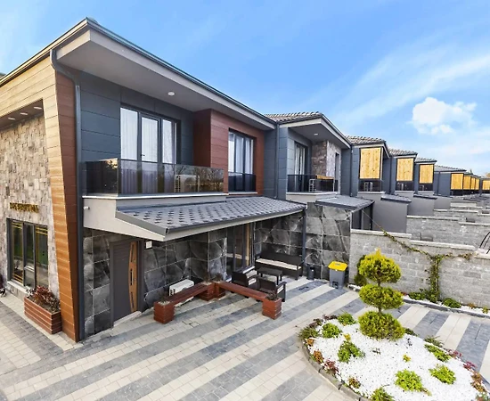 Sapanca Kırkpınar'da Nezih Konumda, Kapalı Özel Havuzlu, Lüks Villa - 1