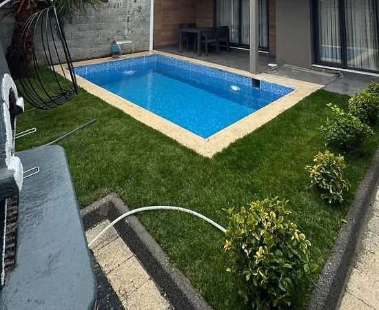 Sapanca Kırkpınar'da Nezih Konumda, Isıtmalı Havuzlu, Lüks Villa - 1