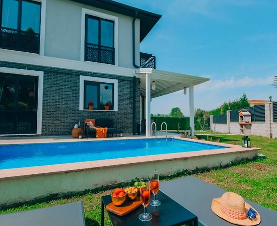 Sapanca Kırkpınar'da Sakin Konumda, Isıtmalı Havuzlu, Bahçeli Villa - 1