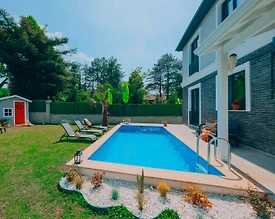 Sapanca Kırkpınar'da Sakin Konumda, Isıtmalı Havuzlu, Bahçeli Villa - 2