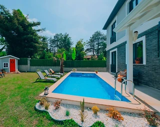 Sapanca Kırkpınar'da Sakin Konumda, Isıtmalı Havuzlu, Bahçeli Villa - 2