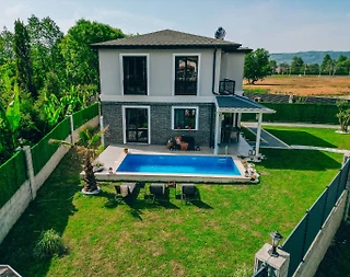 Sapanca Kırkpınar'da Sakin Konumda, Isıtmalı Havuzlu, Bahçeli Villa - 4