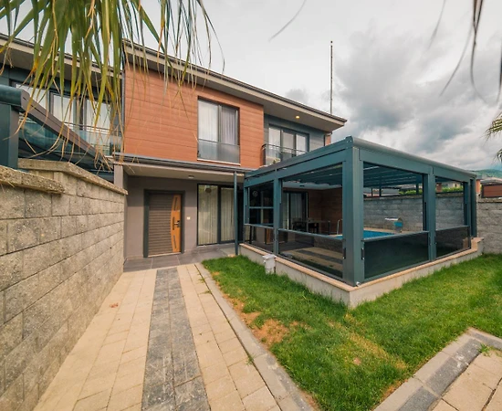 Sapanca Kırkpınar'da Sakin Konumda, Isıtmalı Havuzlu, Kiralık Villa - 1