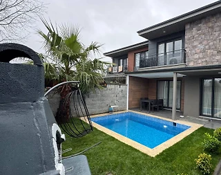 Sapanca Kırkpınar'da Sakin Konumda, Isıtmalı Havuzlu, Kiralık Villa - 1
