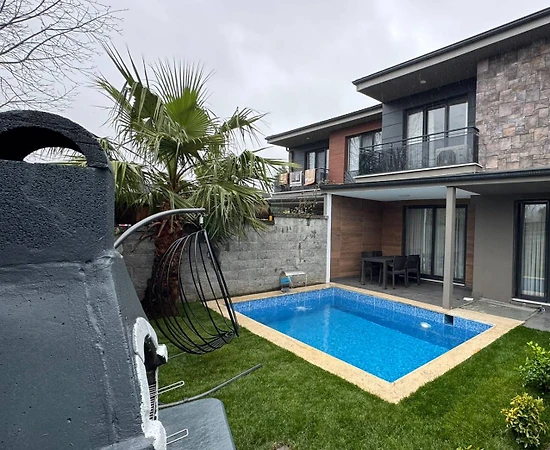 Sapanca Kırkpınar'da Sakin Konumda, Isıtmalı Havuzlu, Kiralık Villa - 1