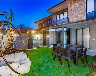 Sapanca Kırkpınar'da Yemyeşil Bahçeli, Özel Havuzlu, Modern Villa - 1