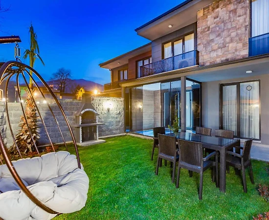 Sapanca Kırkpınar'da Yemyeşil Bahçeli, Özel Havuzlu, Modern Villa - 1