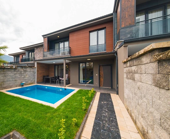 Sapanca Kırkpınar'da Yemyeşil Bahçeli, Özel Havuzlu, Modern Villa - 1