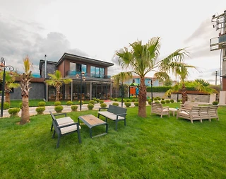 Sapanca Kırkpınar'da Yemyeşil Bahçeli, Özel Havuzlu, Modern Villa - 1