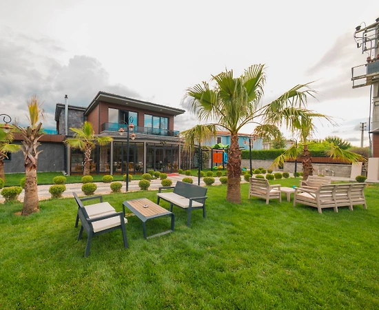 Sapanca Kırkpınar'da Yemyeşil Bahçeli, Özel Havuzlu, Modern Villa - 1
